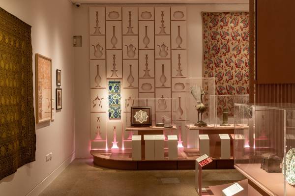 exhibition view of William Morris and Art of Islamic World